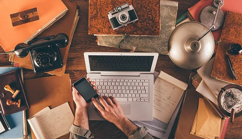 ENVELOPPE, CLAVIER, TÉLÉPHONE, CENDRIER, CIGARE