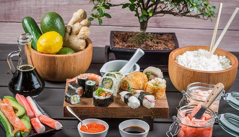 AGUACATE, SALSA DE SOYA, CAVIAR, ARROZ, PALILLOS