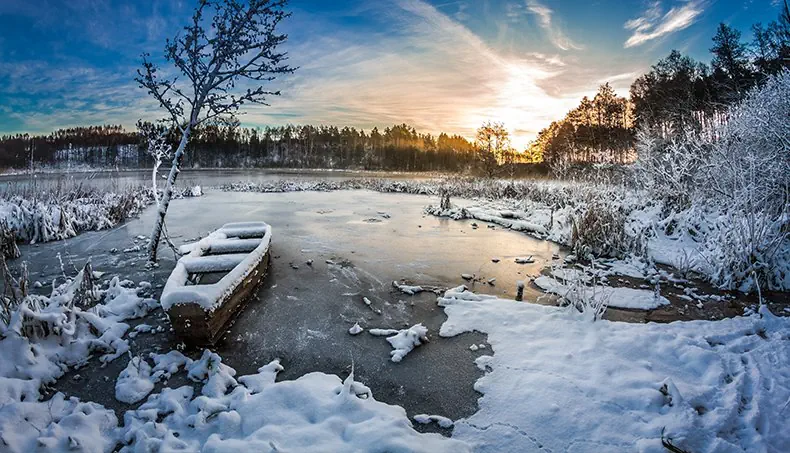 SOLOPPGANG, VINTER, SNØ, INNSJØ, BÅT