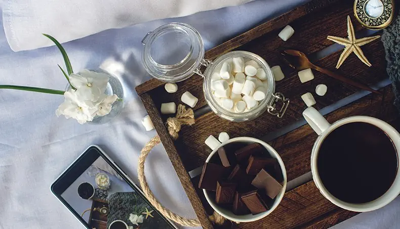 SMARTPHONE, GUIMAUVE, CHOCOLAT, ÉTOILE DE MER, MONTRE