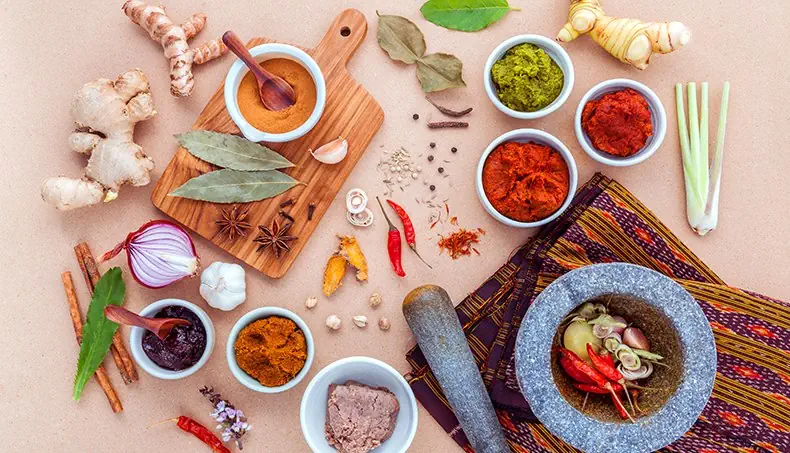 CURRY, KNOFLOOK, INGREDIËNTEN, SAFFRAAN, KANEEL