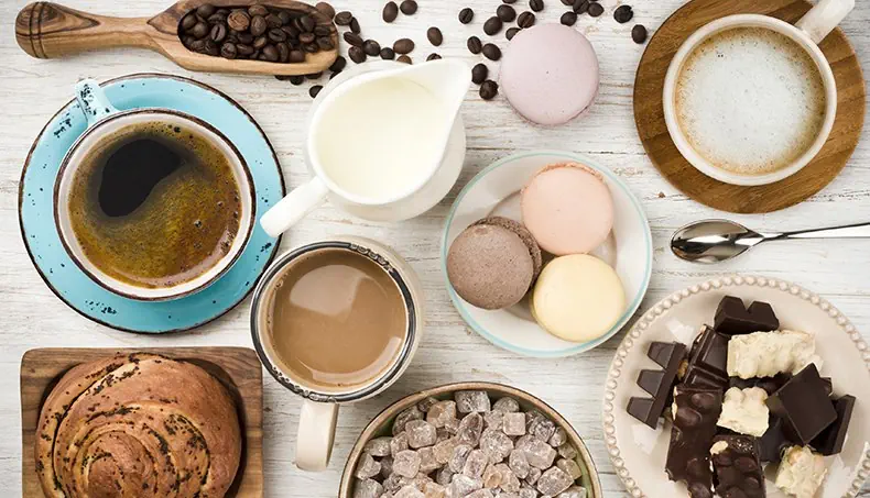 KOFFIEBONEN, CACAO, MACARONS, CHOCOLADE, CAPPUCCINO