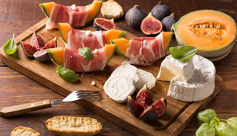 FICHI, CAMEMBERT, BISCOTTO, FORCHETTA, BASILICO