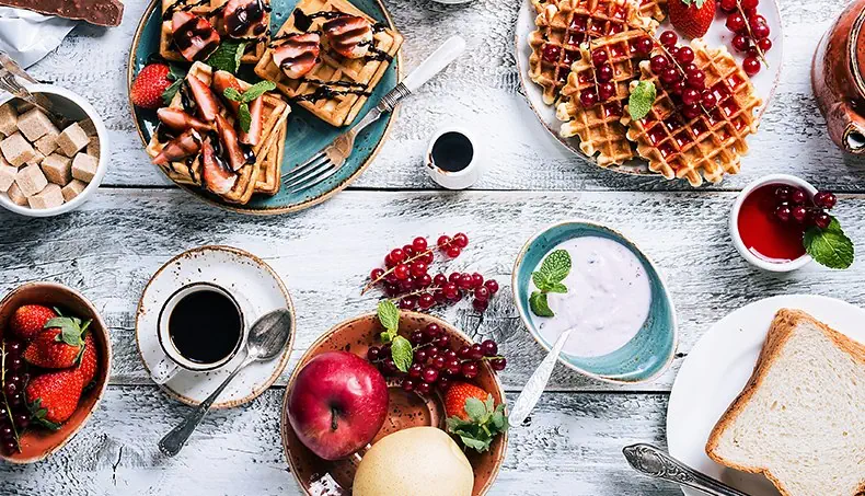 VAFE, MĂR, TOAST, CAFEA, CĂPȘUNI