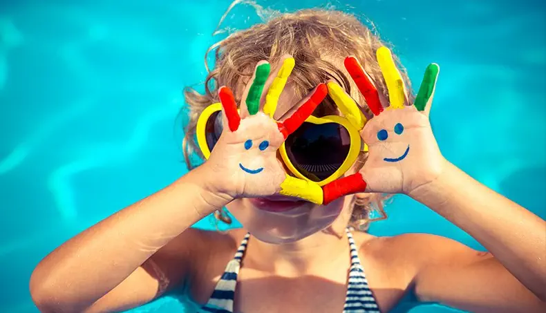 ENFANT, SOURIRE, ÉMOTICON, DOIGT, PISCINE