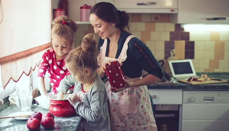 MAMAN, FILLE, CASSEROLE, TABLETTE, CUISINE