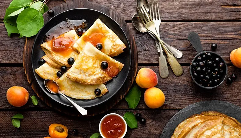 MIRTILLI, PANCAKE, CONFETTURA, ALBICOCCA, FOGLIE
