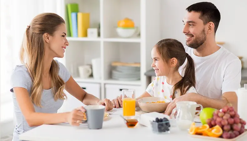 FAMILJ, FRUKOST, DOTTER, FADER, MOR