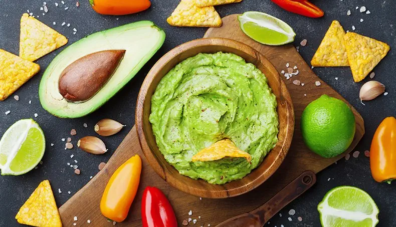AVOKÁDÓ, GUACAMOLE, LIME, CHIPS, MEXIKÓ