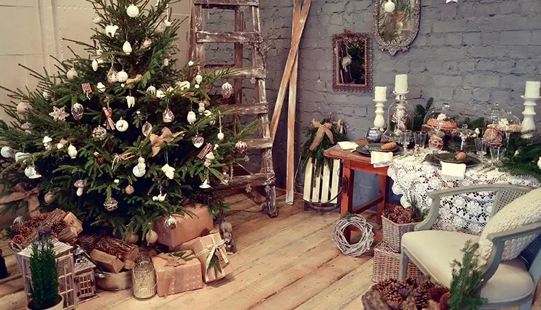 STEPLADDER, LACE, GIFT, SLED, SKIS