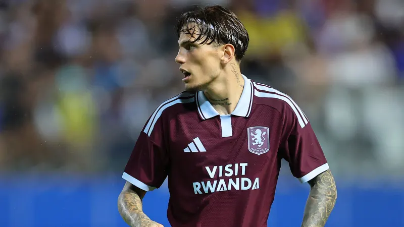Alejandro Garnacho receives crucial advice from Premier League icon Brad Friedel after a difficult start at Aston Villa