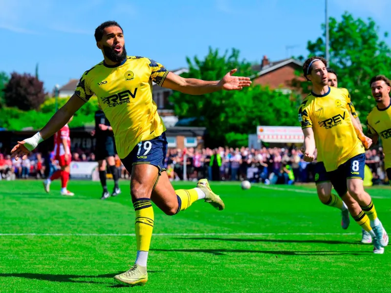 Deon Moore: Torquay United striker signs new deal