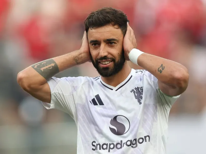 Man United latest: New signing announcement nears as Bruno Fernandes interest emerges