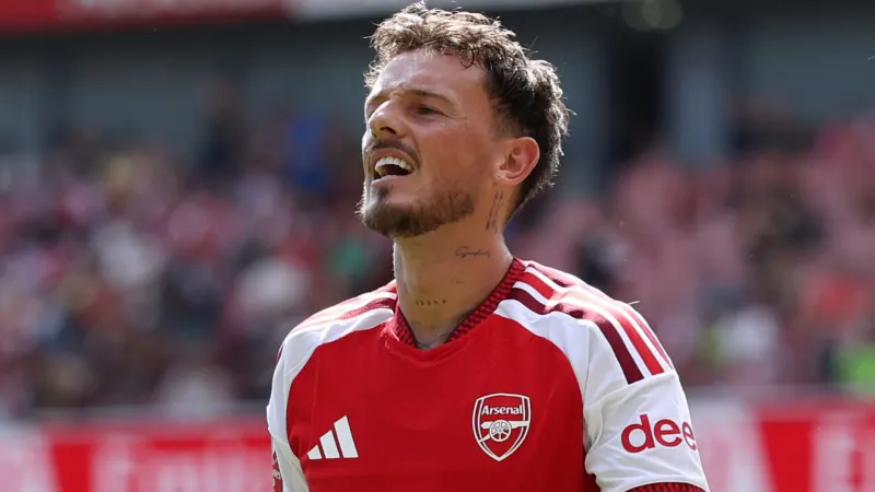 Ben White given ‘knocking on the door’ transfer advice at Arsenal - with Premier League title winner urged by Gunners great to make ‘difficult’ decision