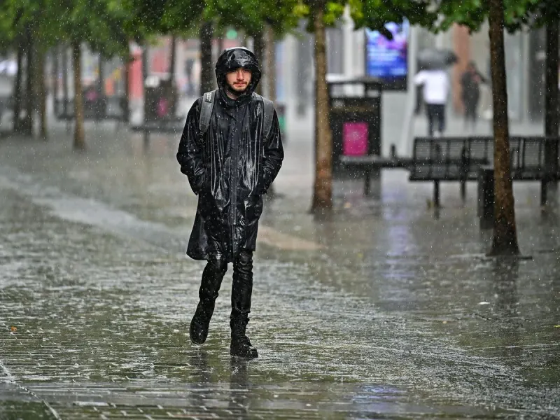 Met Office issues new 17-hour heavy rain warning for 2 areas on Sunday and Monday