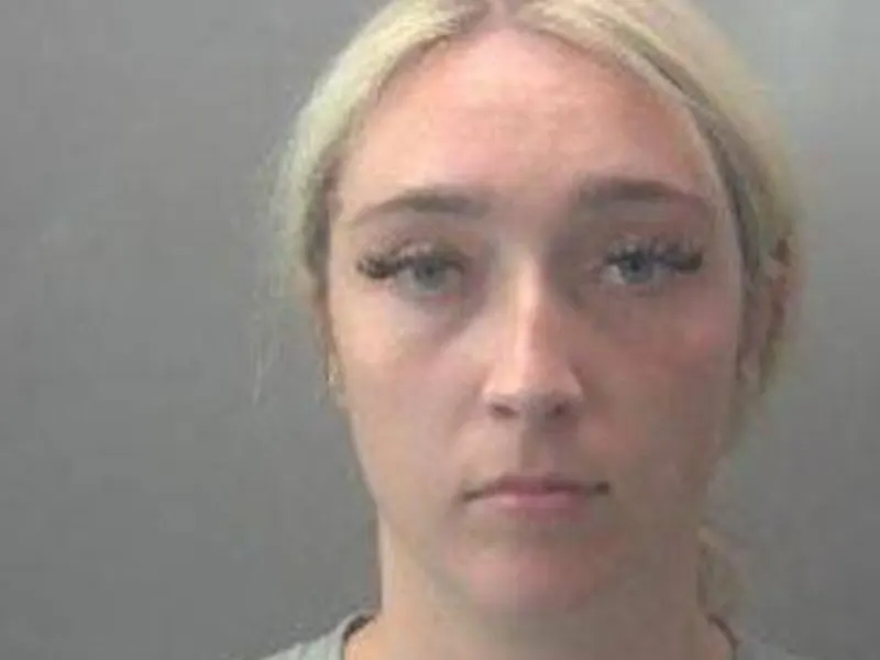 Prison officer jailed for relationship with convicted murderer