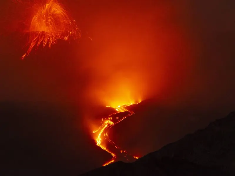 Mount Etna eruption triggers red alert and Sicily flights cancelled