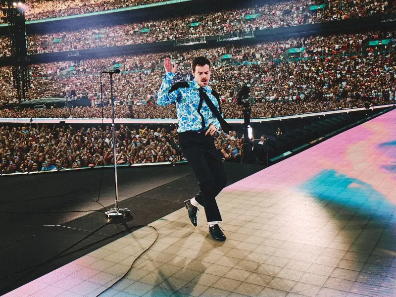 Emotional Harry Styles pauses final Wembley show to pay tribute to former One Direction bandmate Liam Payne