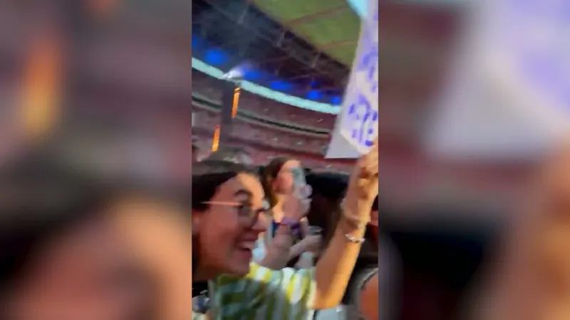 Harry Styles gives Leeds' viral dog bus his seal of approval in front of 90,000 fans