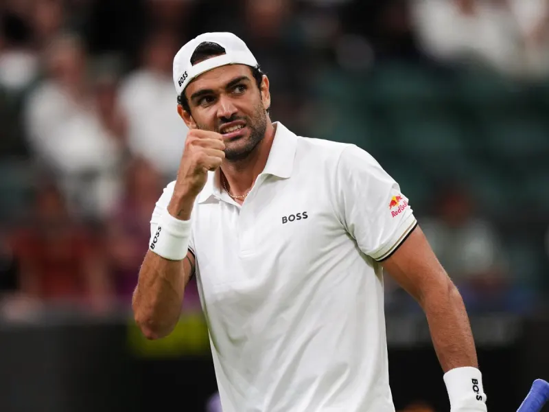 Matteo Berrettini sprints to chase Stan Wawrinka after Wimbledon star walks off